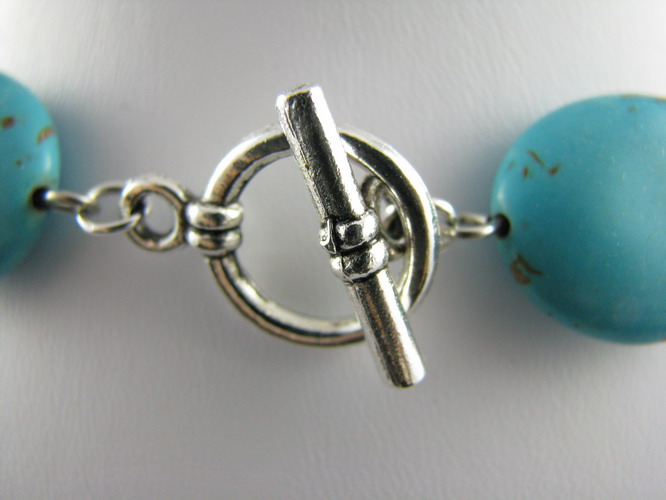 Toggle clasp close-up
